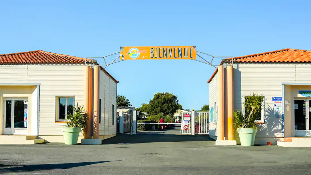 Vue de l’allée et des installations du camping