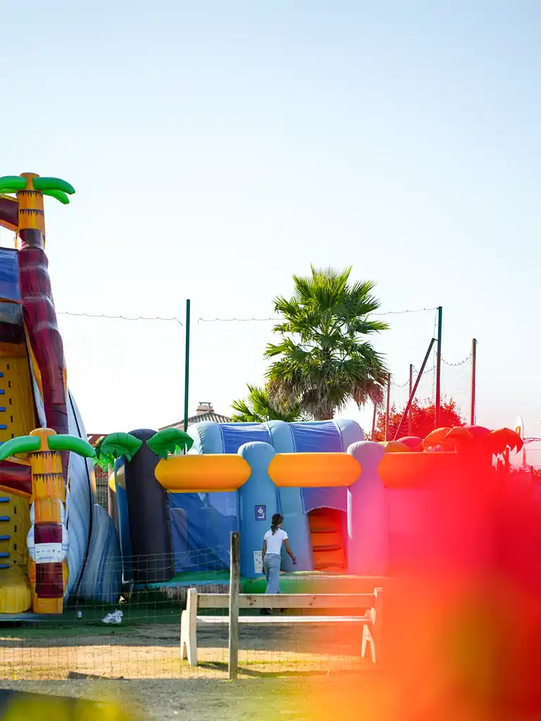 Structure gonflable installée dans le camping pour les enfants