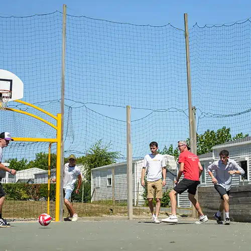 Enfants jouant au football sur le terrain du camping