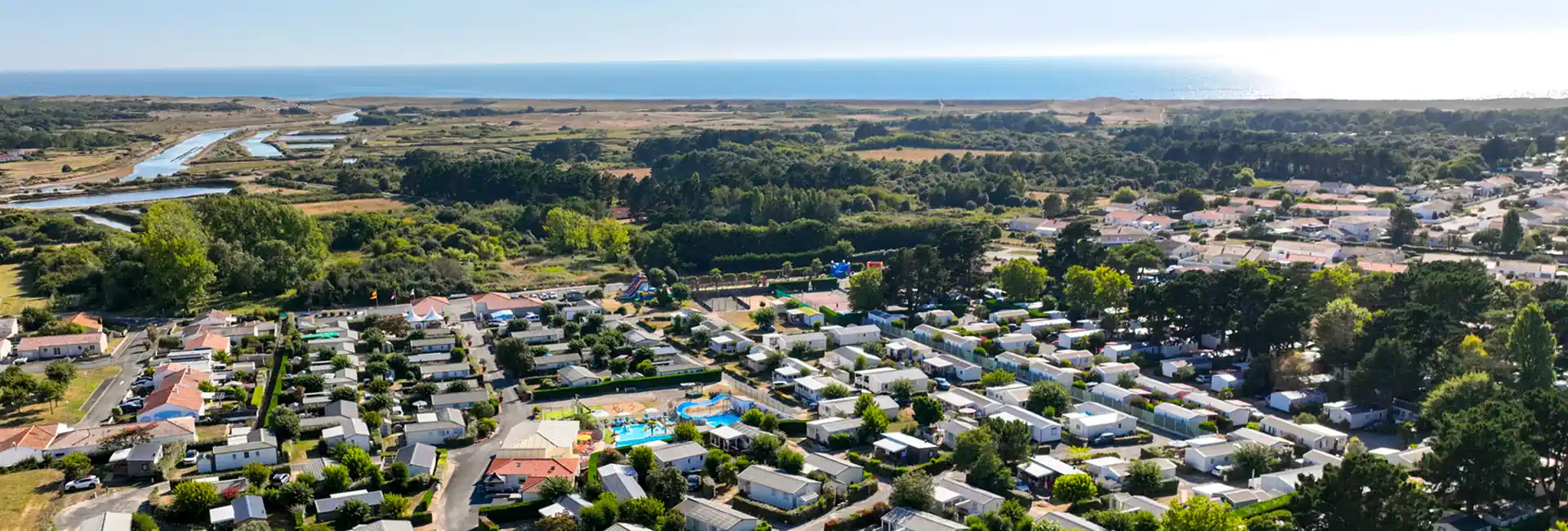 Vue drone du camping de l'Auzance avec sa proximité à la plage