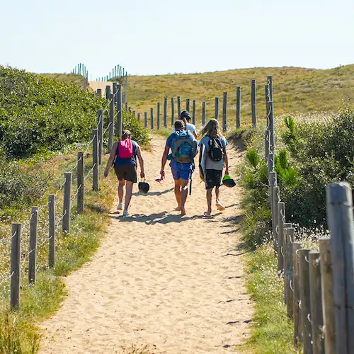 Famille se rendant à la plage depuis le camping à Brem-sur-Mer