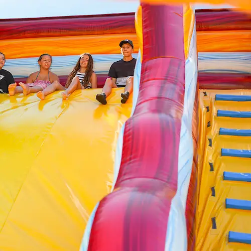 Jeux gonflables pour enfants au camping de Brem-sur-Mer