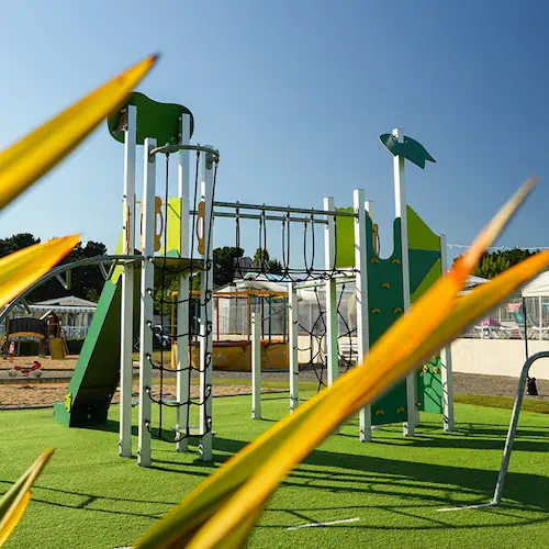 Aire de jeux pour enfants au camping de Brem-sur-Mer