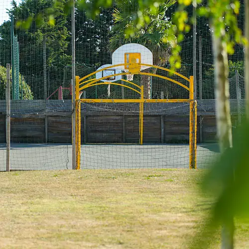 Terrain multisport (foot et basket) au camping de Brem-sur-Mer